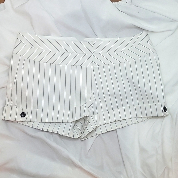 Stripped guess shorts - Picture 1 of 2